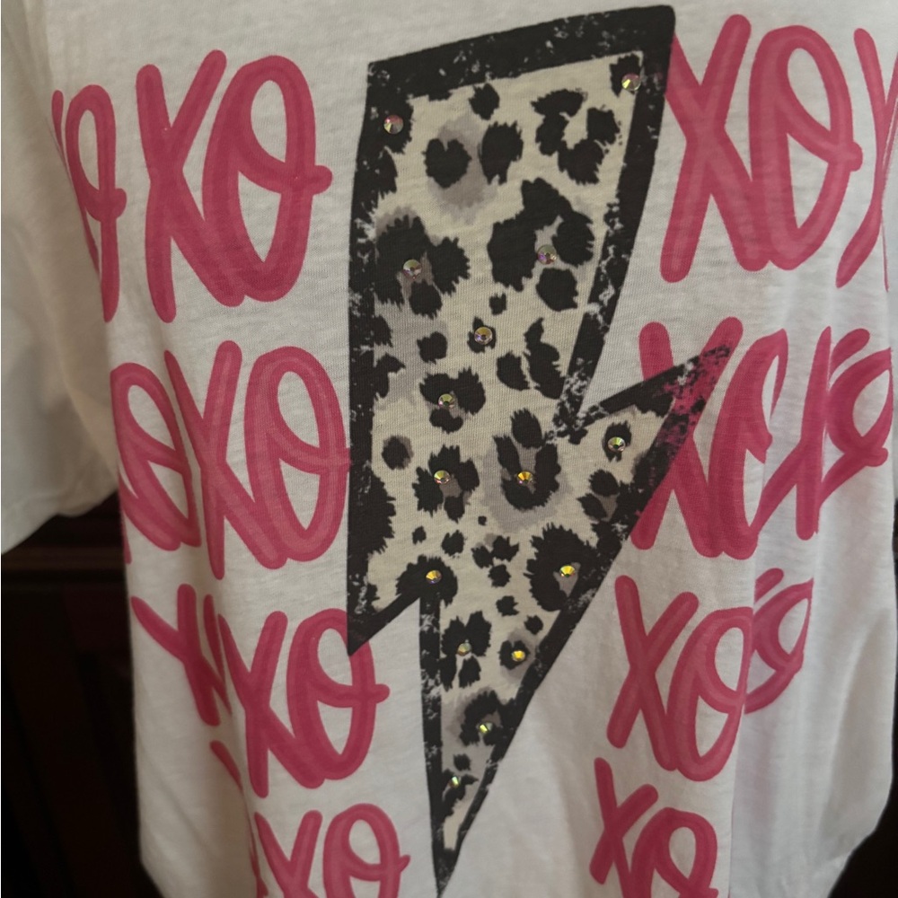 Gildan White Tee with Lightning Bolt Leopard Print w/Pink XO